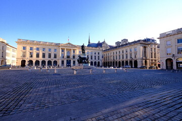 Fototapeta na wymiar Place Royale, Reims : vue sur la Sous-Préfecture