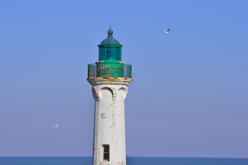 Fototapeta na wymiar Le haut du phare de Saint-Valery-en-Caux (76460) en plein ciel bleu, dans le département de Seine-Maritime en région Normandie, France