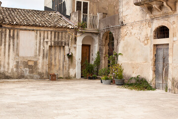 Fototapeta na wymiar Beautiful view of old sicilian house with plants in Italy