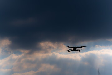 Fototapeta na wymiar Dron na burzowym niebie