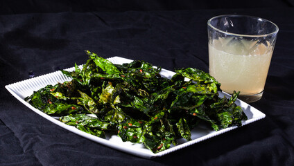 Black cabbage chips