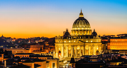Fototapeta premium Night view of St. Peter's Basilica in Vatican City, Rome, Italy
