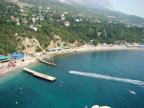 Russia, Simeiz, 05.08.2008. A bird's-eye view of the beach with vacationers