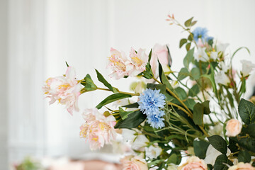 Wedding decorations with flowers. Beautiful flower composition in classic interior. Decoration of a banquet at a wedding with flowers..