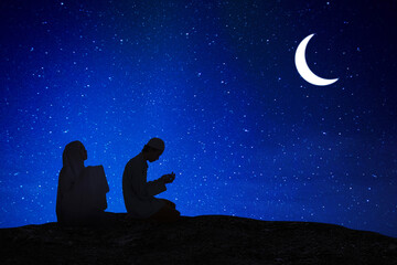 Obraz na płótnie Canvas Silhouette of Muslim couple pray to Allah on hill