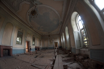 Obraz premium The abandoned old palace in Pilica in Poland