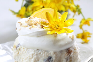 Fototapeta na wymiar Easter cottage cheese with raisins with lemon and a bouquet of flowers on a gray background