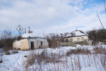 Fototapeta na wymiar old Ukrainian huts, covered with straw-khutor Mostishe 