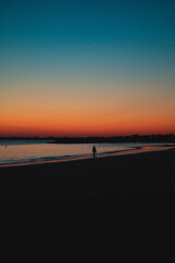 Fototapeta na wymiar coucher de soleil plage avec peu de gens