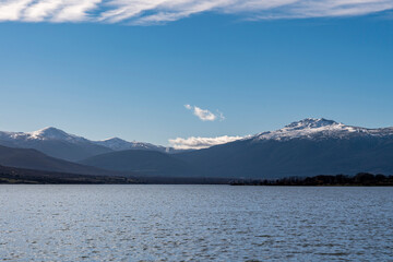 Lago en las montañas nevadas