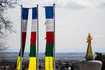 Buddhistische Gebetsfahnen neben der Stupa auf dem Freinberg in Linz/Donau.