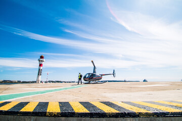 hélicoptère à Cannes en France sur piste atterrissage avec ciel bleu