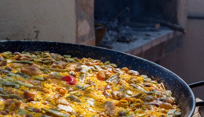 tipica paella valnciana cocinada a leña