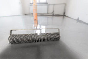 Leveling with a mixture of cement floors. Self-leveling epoxy with needle roller. Spiked roller for...
