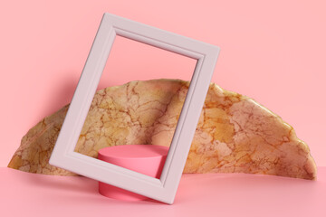 3D Illustration eines Podestes für Mockups und Produktpräsentationen eingefasst von einem Bilderrahmen mit venezianischen Marmor im Hintergrund