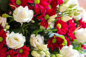 Obraz na płótnie Canvas Ein farbenfroher Blumenstrauß mit weißen Rosen als Ostergruß