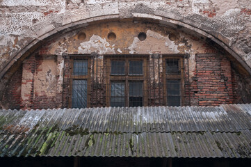 Plakat The abandoned old palace in Pilica in Poland