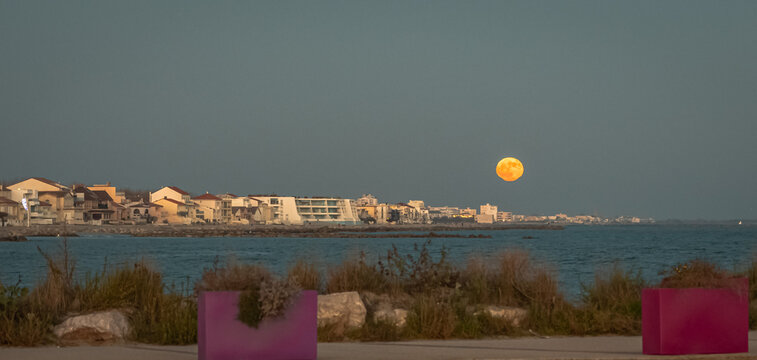 Lever de lune sur la cit&eacute; baln&eacute;aire de Carnon plage, France.