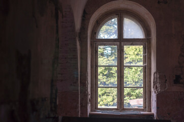 Fototapeta na wymiar The abandoned old palace in Pilica in Poland