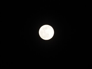 super luna llena del gusano, blanca y esférica, lérida, españa, europa