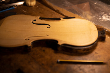 In der Werkstatt des Geigenbauers