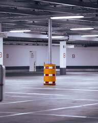 Ein gelber Sto&szlig;schutz in einem Parkhaus 