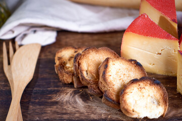 sliced ​​toast and fresh cheese