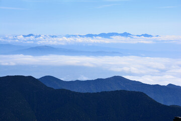 夏空、標高日本第3位の名峰、奥穂高岳山頂から、雲海に浮かぶ八ヶ岳の山容。全容。全貌。