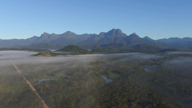 Conjunto Ibitiraquire com Pico Paran&aacute; no Vale do Gigante / Ibitiraquire Complex with Paran&aacute; Peak in Giant's Valley 