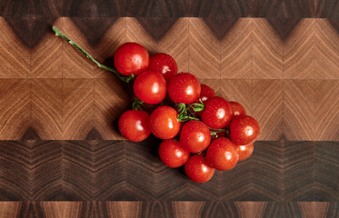 Cherry Tomaten auf Holzbrett