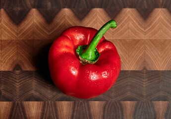 frische Bio Paprika auf Holz