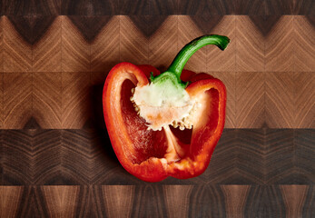 frische aufgeschnittene Bio Paprika auf Holz