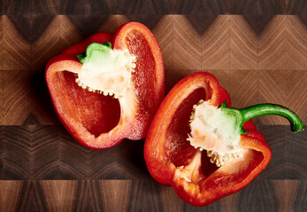 frische aufgeschnittene Bio Paprika auf Holz