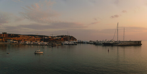 Fototapeta na wymiar Puerto con barcos en la isla de Mallorca