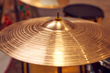 Obraz premium Close-up of drum bronze cymbal plate in music studio