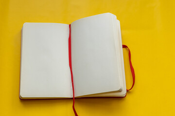 caderno de anotações aberto