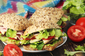 Sandwiches with whole grain bread, ham and vegetables