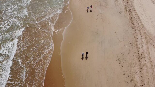 Personas paseando junto a la orilla del Mediterraneo. Vista a&eacute;rea tomada econ drone en 4k.
People walking along the shore of the Mediterranean. Aerial view taken from econ drone in 4k
