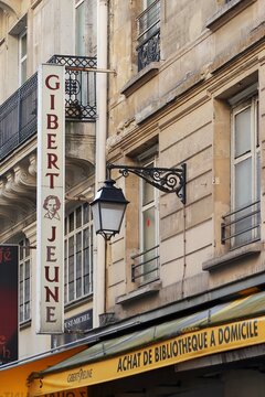 Enseigne / logo "Gibert Jeune" sur la fa&ccedil;ade de la c&eacute;l&egrave;bre librairie de la place Saint-Michel, dans le quartier latin &agrave; Paris &ndash; 28 f&eacute;vrier 2021 (France)