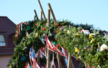Maiaum-Aufstellen im Salzkammergut, Oberösterreich, Österreich, Europa - Raising the maypole in...