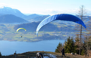 Paragleiter auf dem Grünberg bei Gmunden, Österreich, Europa - Paraglider on the Grünberg near Gmunden, Austria, Europe - obrazy, fototapety, plakaty