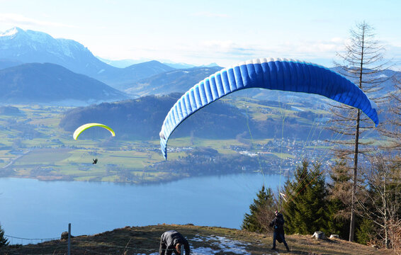 Paragleiter auf dem Gr&uuml;nberg bei Gmunden, &Ouml;sterreich, Europa - Paraglider on the Gr&uuml;nberg near Gmunden, Austria, Europe