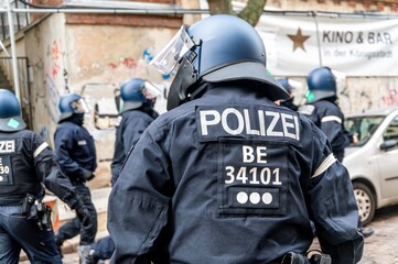 Corona Demonstranten in Berlin am Rosa-Luxemburg-Platz  am 28.03.21. Die Polizei beendet die .Demonstration.