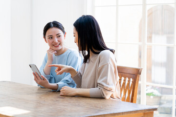 携帯を持つ親子のポートレート