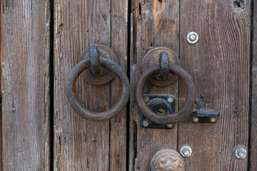 cerradura de hierro en Puerta de Madera