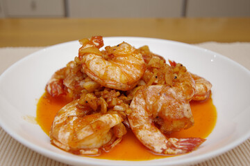 皿に盛ったガーリックシュリンプ