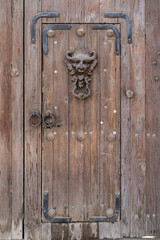 Puerta Antigua con adorno de León