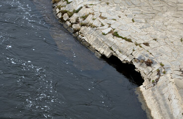 the edge of the river bank must be reinforced with giant stones as a breakwater would protect the ground paving of the bank of the stone pavement at the pier of the paved promenade