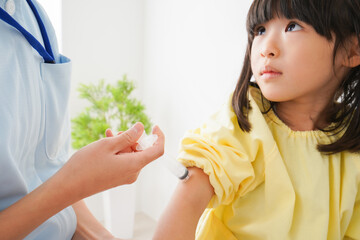 予防接種をする女の子