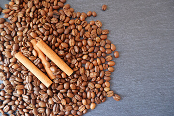 Love Coffee concept. coffee beans and cinnamon sticks on dark background. Coffee shop, Cafe and web event design elements. コーヒー豆、コーヒーイベント背景、シナモンスティック、ドリップコーヒー背景